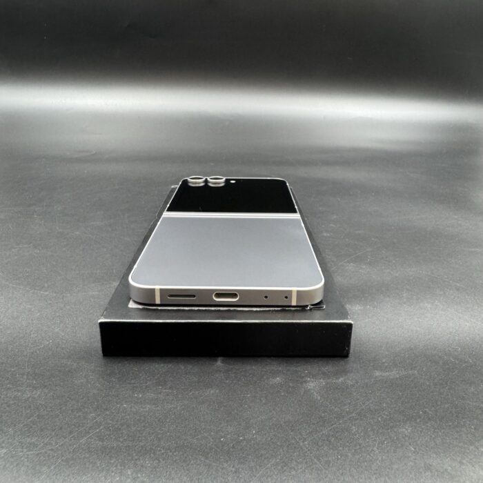Samsung Galaxy Flip 6 256GB Silver Shadow - Image 4
