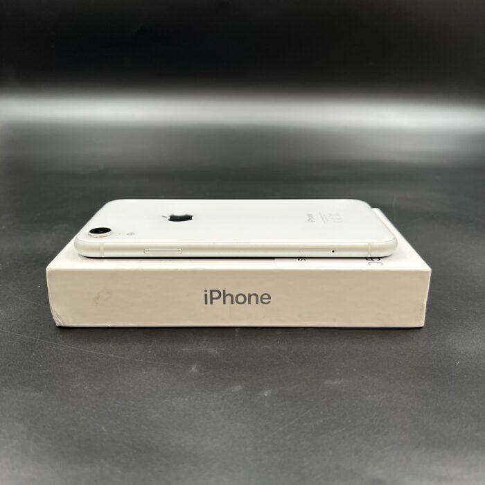 iPhone Xr 64GB White (Cracked Screen) - Image 3