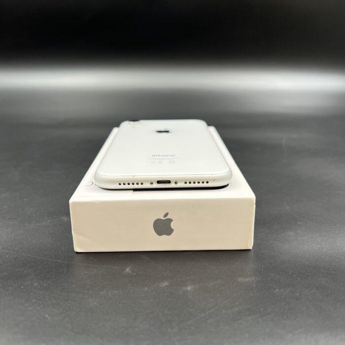 iPhone Xr 64GB White (Cracked Screen) - Image 4
