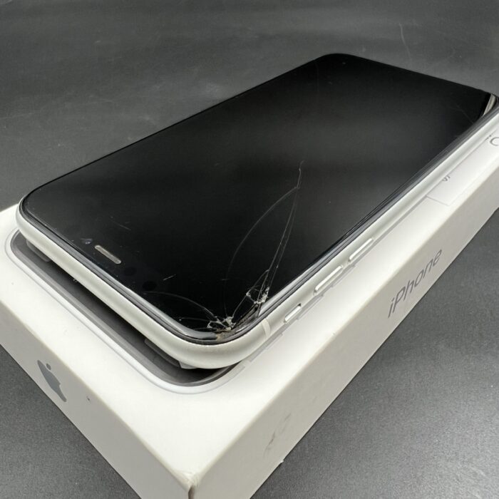 iPhone Xr 64GB White (Cracked Screen) - Image 7